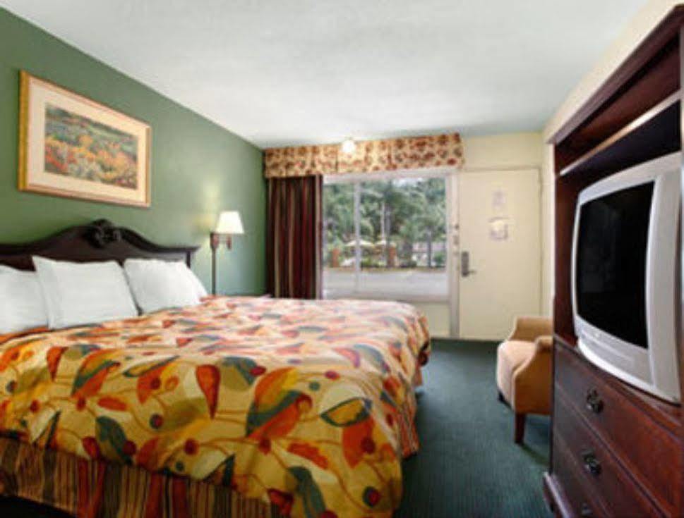 Near Busch Gardens Motel